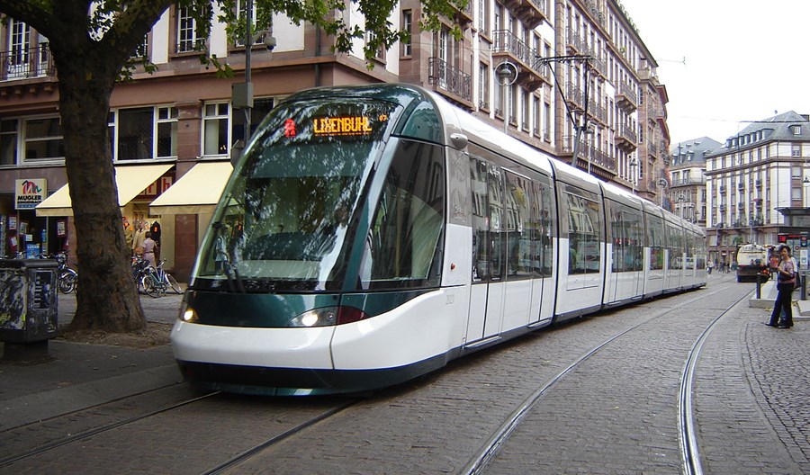 Alstom z kompaktowym tramwajem i zasilaniem od spodu Alstom z kompaktowym tramwajem i zasilaniem od spodu