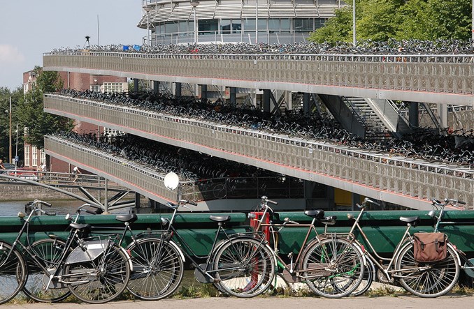 W Holandii rowerzyści… nie mieszczą się na drogach rowerowych