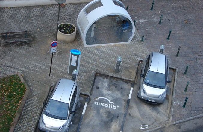 Elektryczny car-sharing w Paryżu ofiarą swego sukcesu