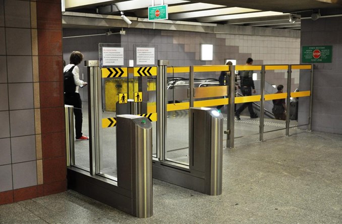Metro: Bramka na Politechnice się sprawdziła. Więcej do końca roku?