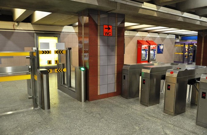 Nowa bramka uszczelnia system biletowy. Więcej pasażerów w metrze