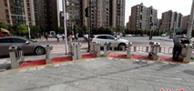 Wuhan. Chińczycy zainstalowali bramki do przejść dla pieszych