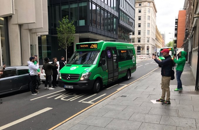 Londyn. Aplikacja z własnym autobusem