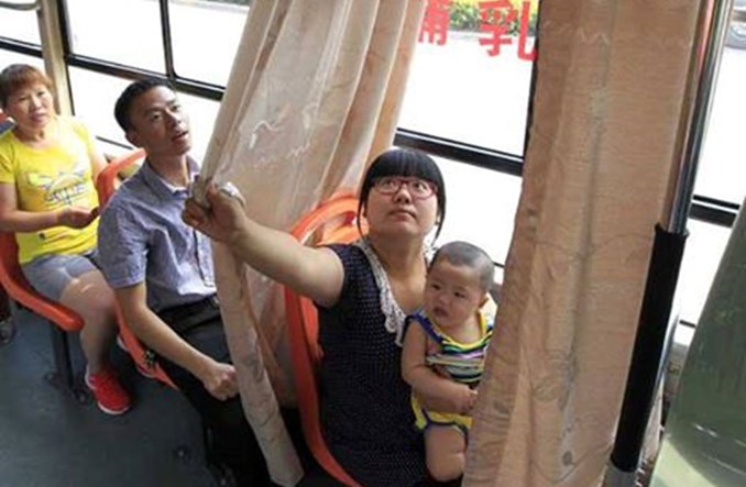 Matka karmiąca w autobusie potrzebuje zrozumienia, nie zasłonki