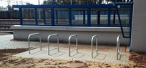 PLK montuje stojaki na 300 stacjach i przystankach 