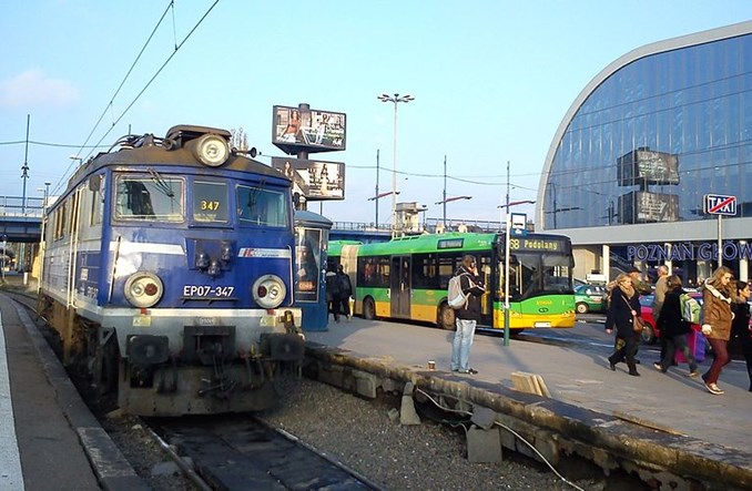Transport drogowy walczy o minuty, kolej traci godziny