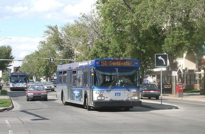 Edmonton. Dworzec autokarowy… bez dostępu do autobusu