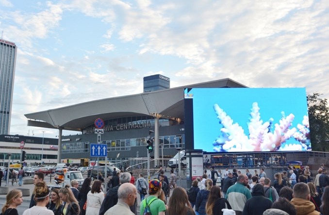 PKP szpeci reklamą w centrum Warszawy. To dla dobra dworców