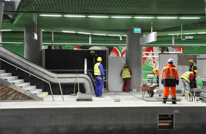 Metro: Ekran dźwiękoszczelny na… peronie metra. Zasłaniają Fangora