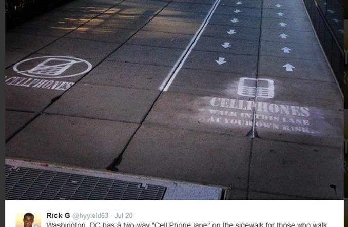 Chiny. Chodnik tylko dla posiadaczy smartfonów