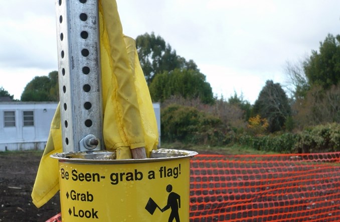 Pieszy z flagą, czyli czyje jest miasto