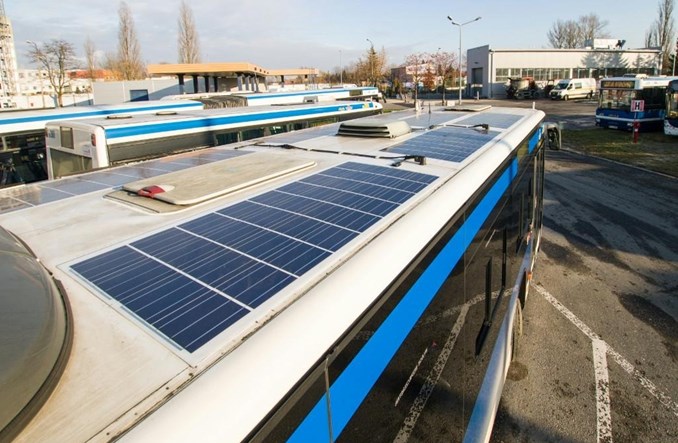 Kraków. Dwa autobusy z panelami fotowoltaicznymi