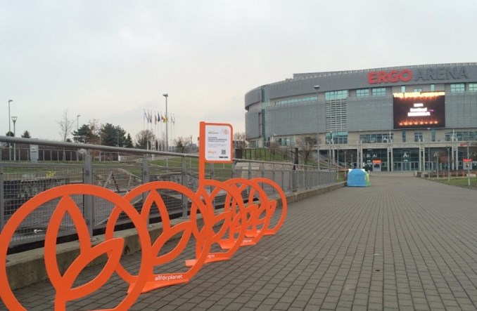 Allegro rozdaje stojaki i przepytuje rowerzystów