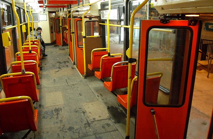 Gdańsk. Ul. Wróbla z zabytkowym tramwajem 