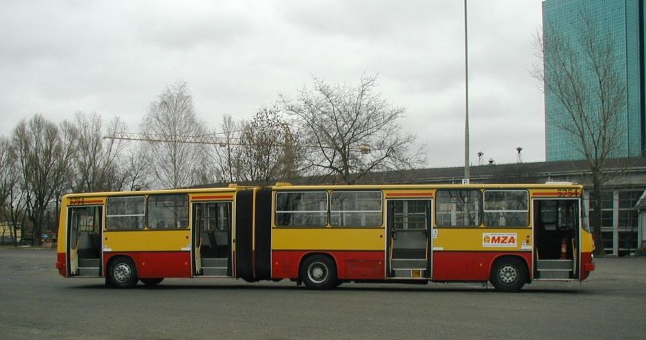 Ikarus 280, nr 5754, z R-5 Inflancka, teren zajezdni, listopad 2001 r.