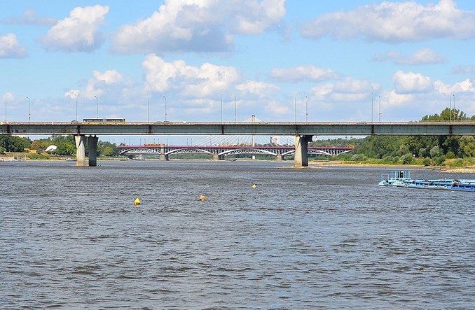 Miesiąc z Mostem Łazienkowskim to więcej samochodów