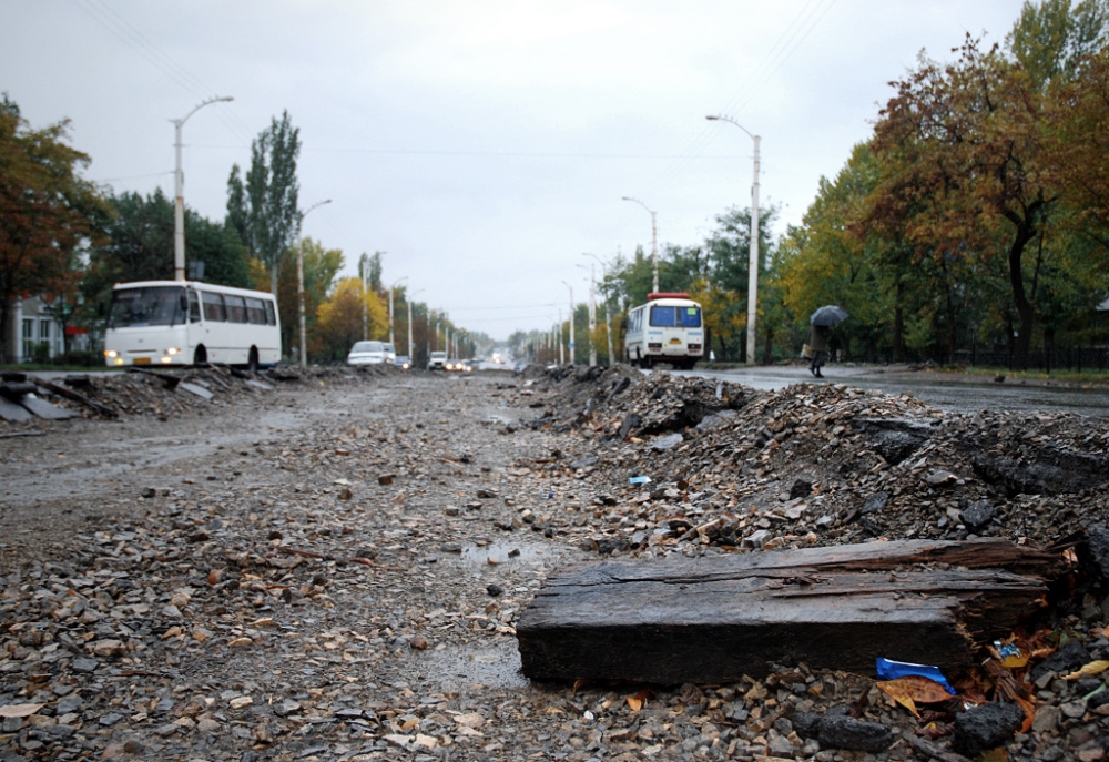Stachanow, 2013 rok. Środkiem prospektu Lenina biegnie głęboka bruzda pozostała po likwidacji torów tramwajowych. Dziś wyrwę zasypano ziemią, po której jeżdżą rozpędzone busiki