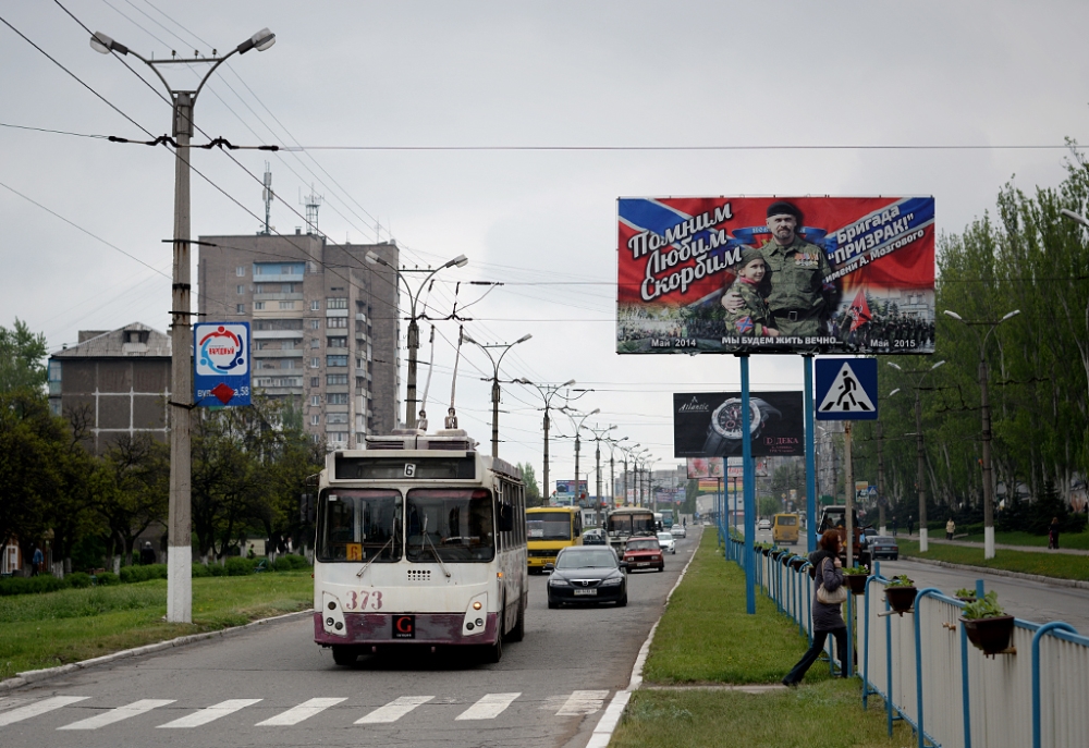 Ałczewsk, ulica Lenina. Trolejbus przejeżdża pod billboardem wspominającym Aleksieja Mozgowoja, komandora batalionu "Widmo". Mozgowoj, konserwatywny komunista, miejscowy Che Guevara, zasłynął zwłaszcza chęcią aresztowania kobiet spotkanych w nocnych klubach