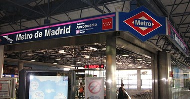 Jak w Europie dojechać z lotniska do centrum? Metro szybsze niż taxi