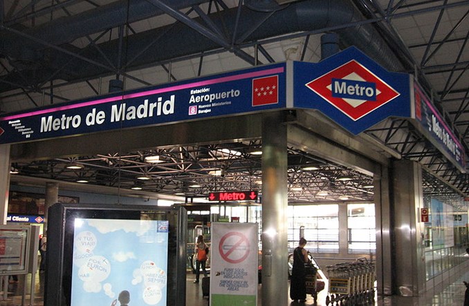 Jak w Europie dojechać z lotniska do centrum? Metro szybsze niż taxi