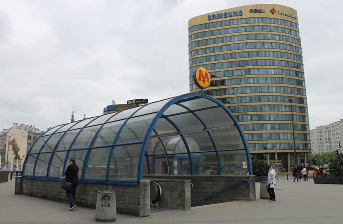 Warszawa. Metro z nowymi dachami