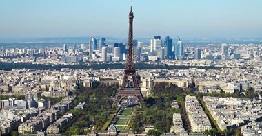 Paryż. Naklejki drugim etapem walki z samochodami i smogiem