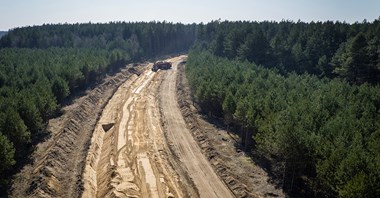 Trwają prace przy budowie kolei do lotniska w Szymanach