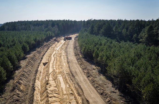 Trwają prace przy budowie kolei do lotniska w Szymanach