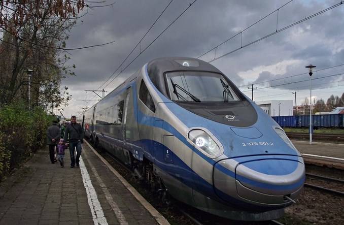 PolskiBus tnie połączenia. Konkurencja ze strony Pendolino?