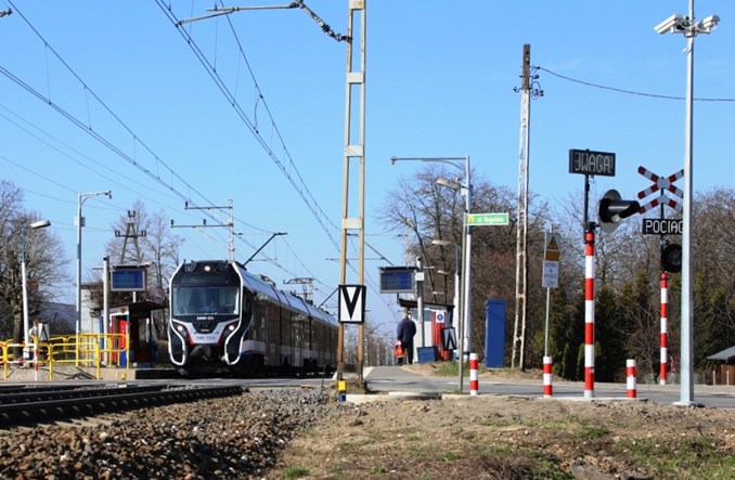 Nowatorska sygnalizacja na przejazdach WKD. Będzie płynniejszy ruch?