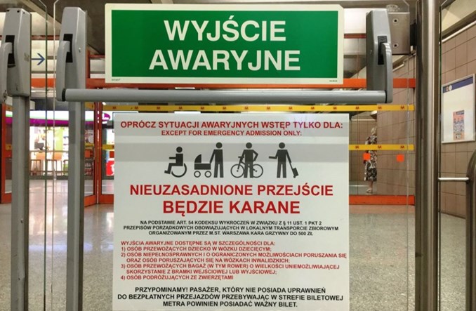 ZTM walczy z omijającymi bramki w metrze. Naklejkami