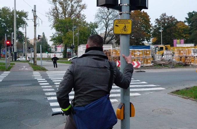 Detekcja sprzężona pomocna na przejazdach rowerowych