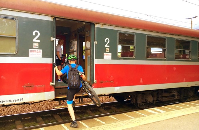 Z rowerem na kolei. Jak spełnić oczekiwania rowerzystów?