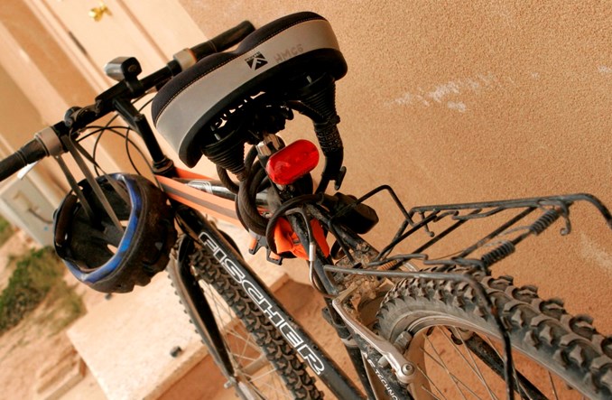 O kaskach raz jeszcze. Czy piesi i kierowcy też powinni je nosić?