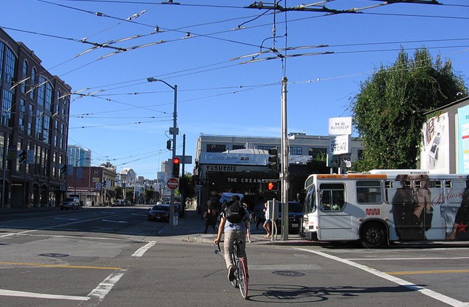 USA. Jak usunąć rowerzystę z drogi? Niech usunie się sam