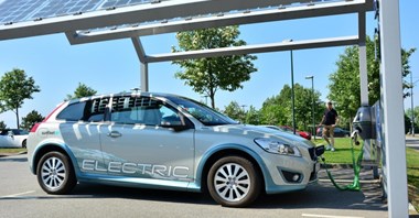 Rząd stawia na elektromobilność z węgla. „Smog nie zabija”