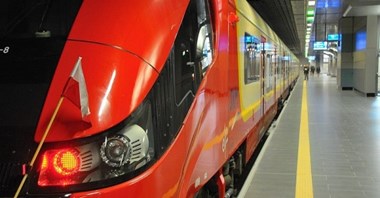 Dlaczego ludzie nie chcą dojeżdżać na Okęcie koleją?