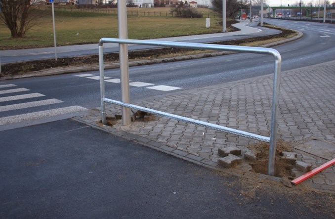 Pierwsze podpórki w Warszawie. Urzędnicy dziękują rowerzystom