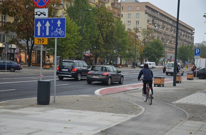 Warszawa:  kierowcy blokują pasy rowerowe na Świętokrzyskiej