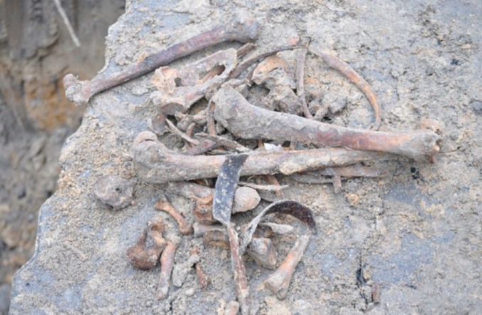 Budowa metra z pierwszymi odkryciami archeologicznymi, w tym szczątkami