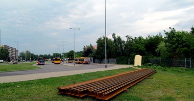 Warszawa: Pierwsze nowe szyny na budowie przedłużenia tramwaju na Tarchominie
