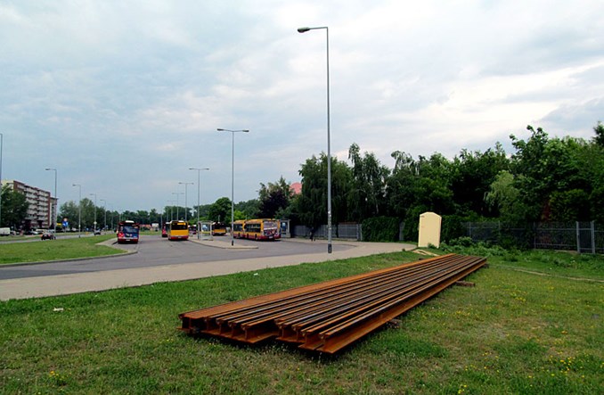Warszawa: Pierwsze nowe szyny na budowie przedłużenia tramwaju na Tarchominie
