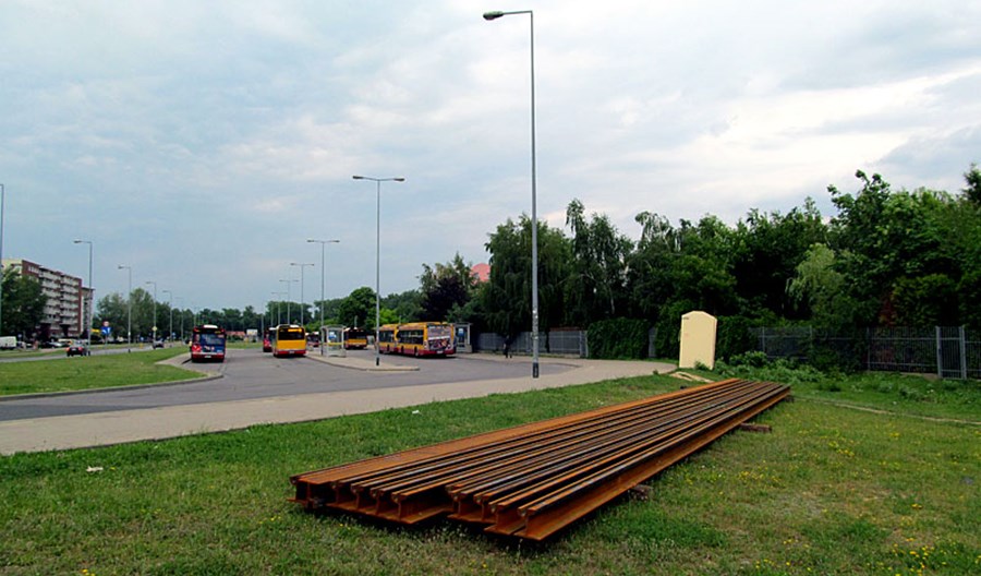 Warszawa: Pierwsze nowe szyny na budowie przedłużenia tramwaju na Tarchominie