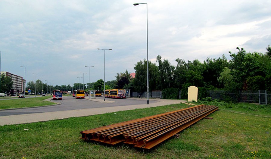 Warszawa: Pierwsze nowe szyny na budowie przedłużenia tramwaju na Tarchominie Warszawa: Pierwsze nowe szyny na budowie przedłużenia tramwaju na Tarchominie