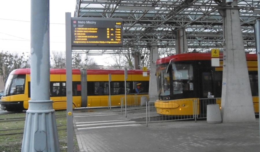 Warszawa. Nowe tablice na przystankach tramwajowych Warszawa. Nowe tablice na przystankach tramwajowych