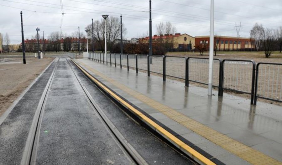 Warszawa: Tramwaj na Nowodworach podzielony na dwa Warszawa: Tramwaj na Nowodworach podzielony na dwa