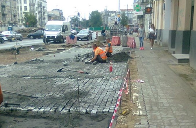 Warszawa. Targowa jednak dla pieszych. Brukarze... rozpędzili się