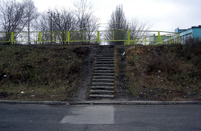 Łódź Kaliska: To nie PKS zagrodził przejście pomiędzy dworcami