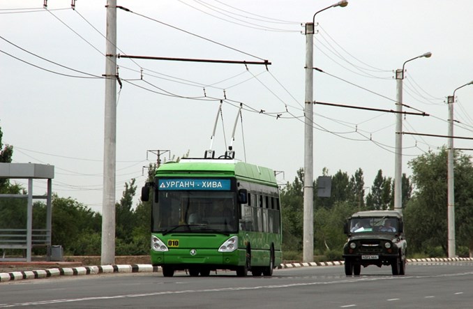 Uzbekistan: Trolejbusem przez step