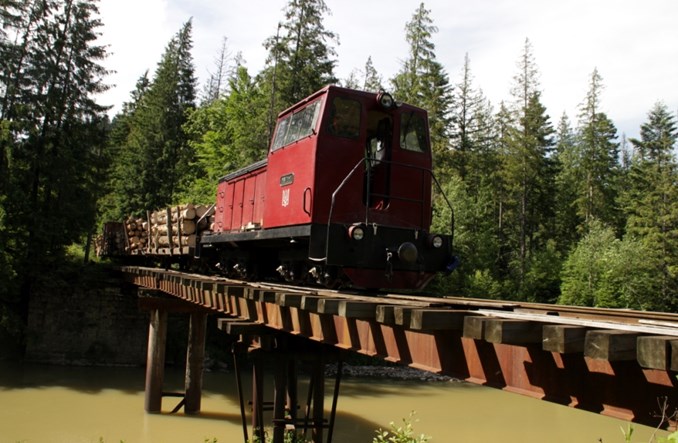 Ukraina: Kolej leśna, na której budzi się turystyka